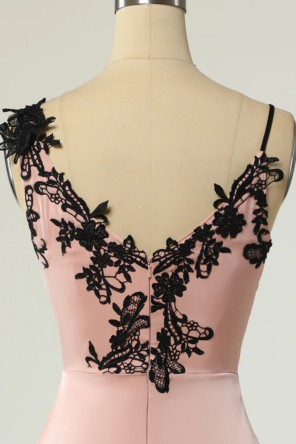 Vestido de fiesta negro nude con escote en V y largo hasta la rodilla