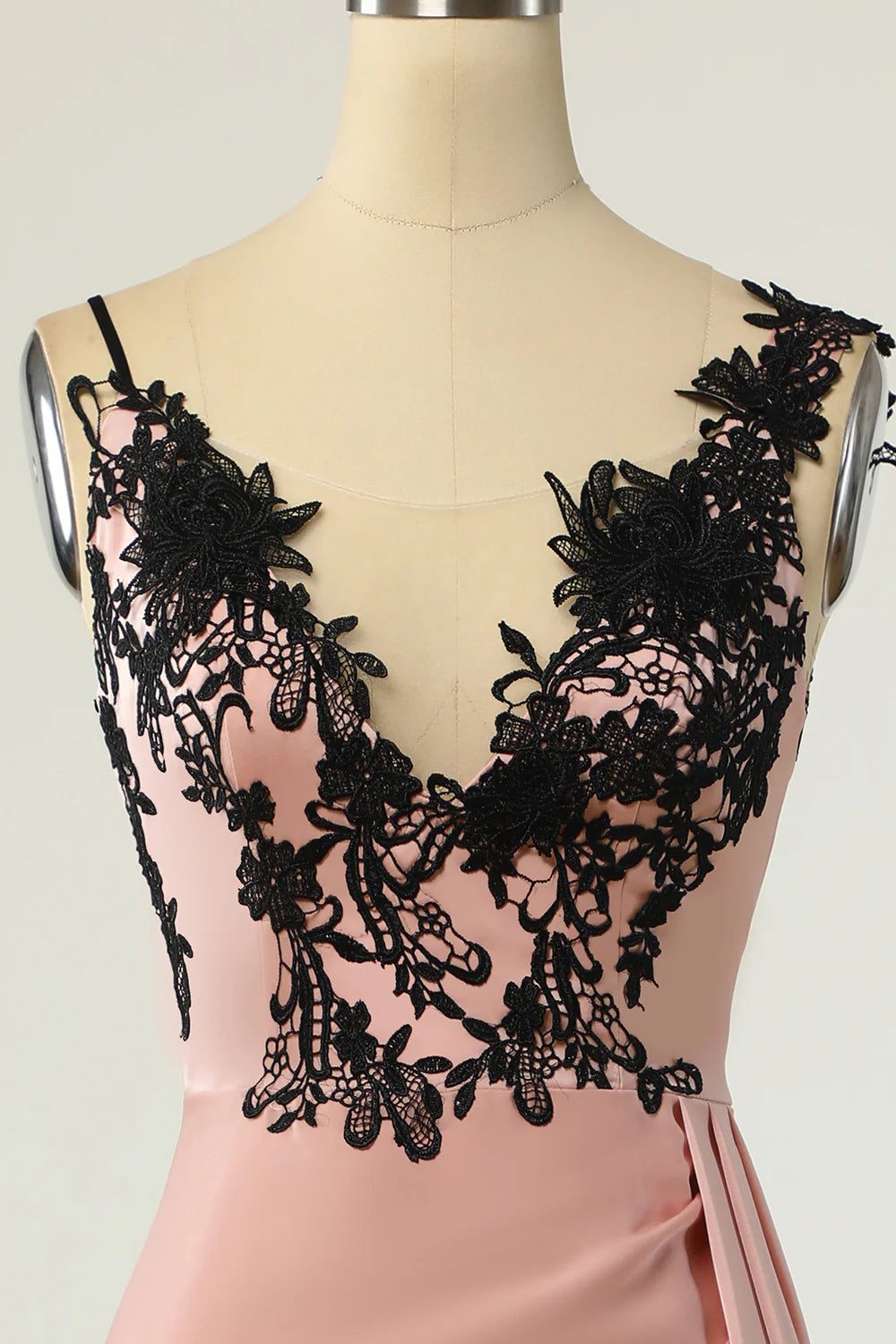 Vestido de fiesta negro nude con escote en V y largo hasta la rodilla