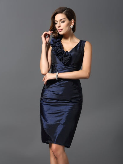 Vestido de cóctel corto de tafetán, sin mangas, con escote en V y flores hechas a mano.