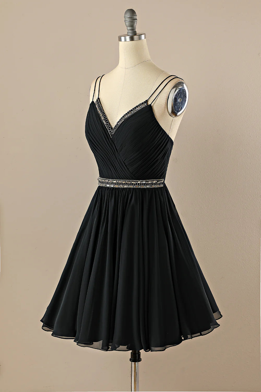 Vestido negro corto con cuello en V 
