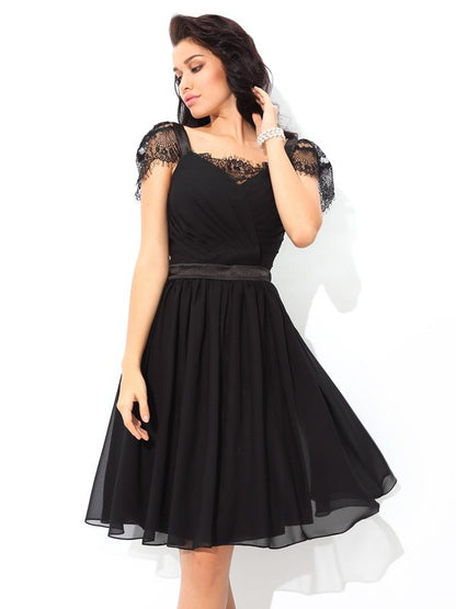 Vestidos de cóctel cortos de gasa con corte A/princesa, tirantes, pliegues y sin mangas