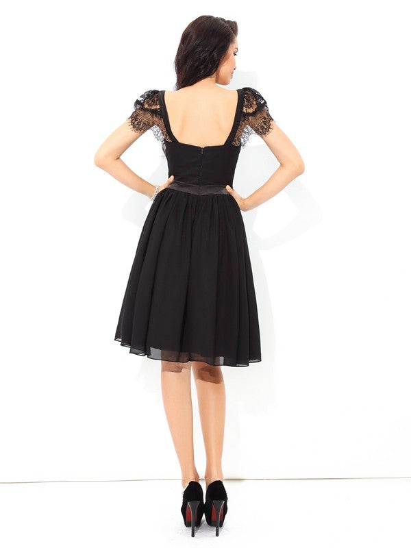 Vestidos de cóctel cortos de gasa con corte A/princesa, tirantes, pliegues y sin mangas