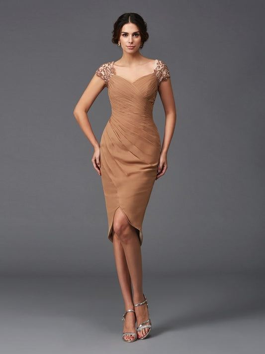 Vestidos de cóctel de gasa con escote en forma de tubo/columna, escote en forma de corazón, apliques, mangas cortas, corte alto y bajo