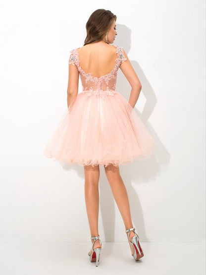 Vestido de cóctel corto de satén elástico, corte princesa, cuello transparente, sin mangas y con cuentas