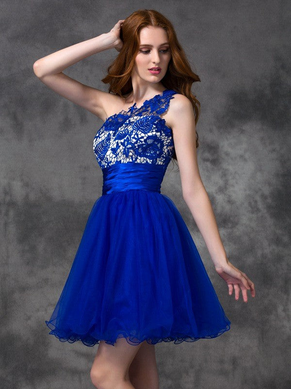 Vestidos cortos de satén sin mangas con encaje, corte princesa y un solo hombro