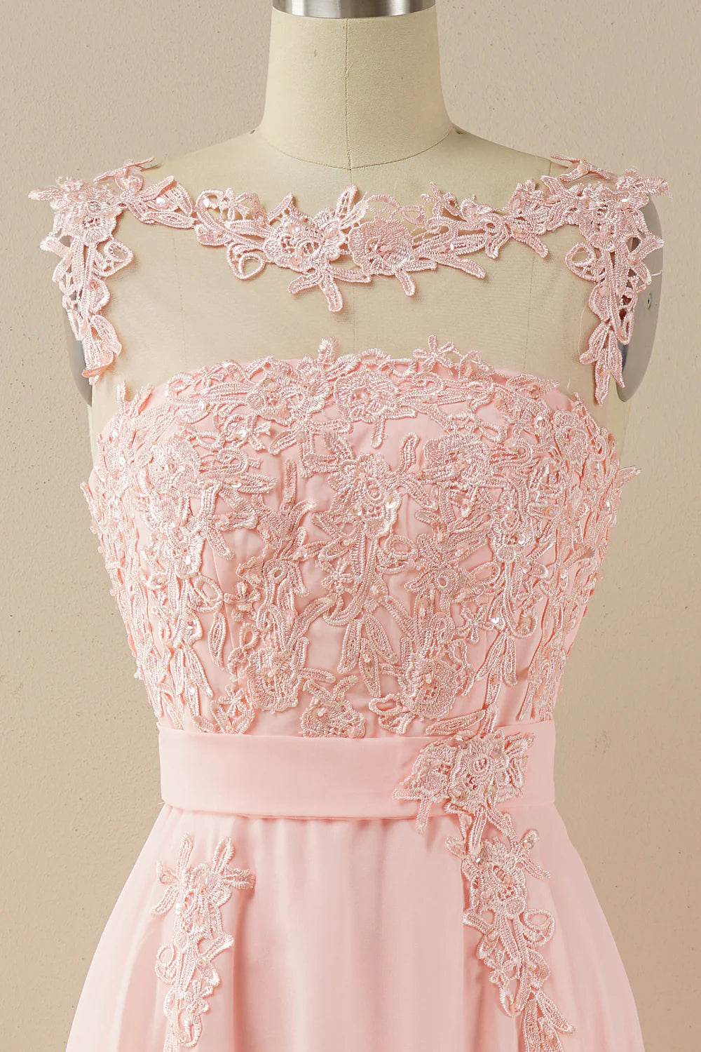 Vestido de fiesta de gasa con cuentas y escote barco 