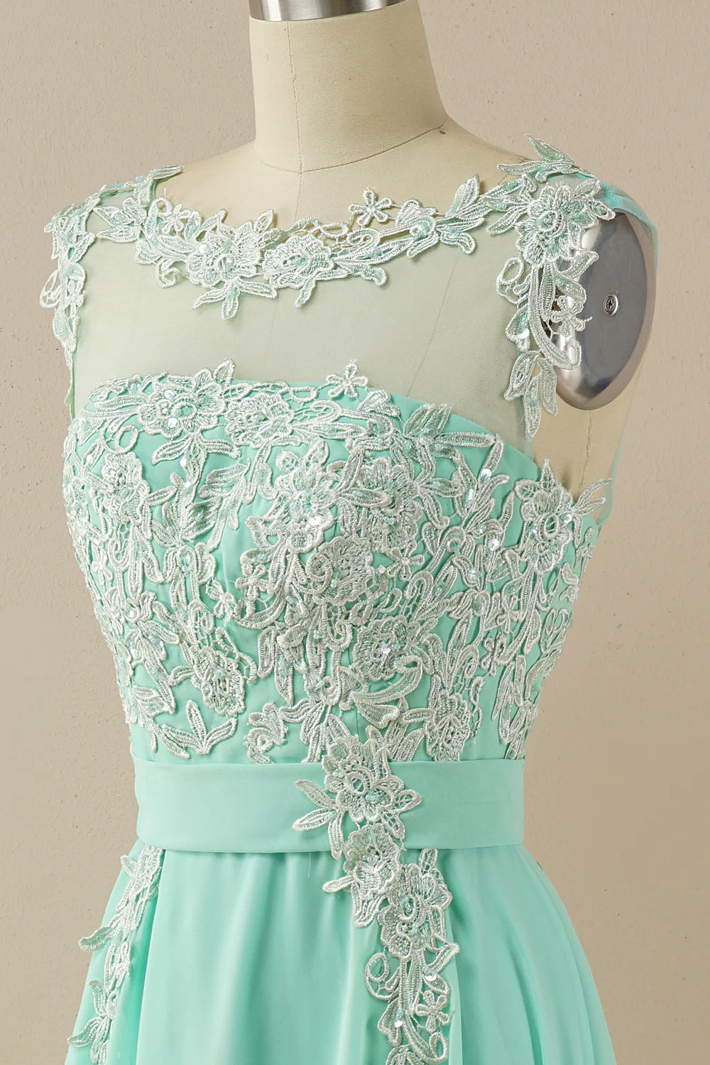 Vestido de fiesta de gasa con cuentas y escote barco 