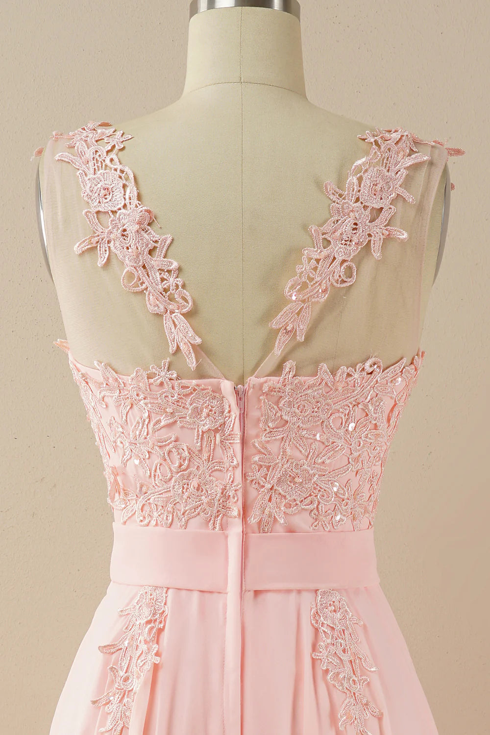 Vestido de fiesta de gasa con cuentas y escote barco 