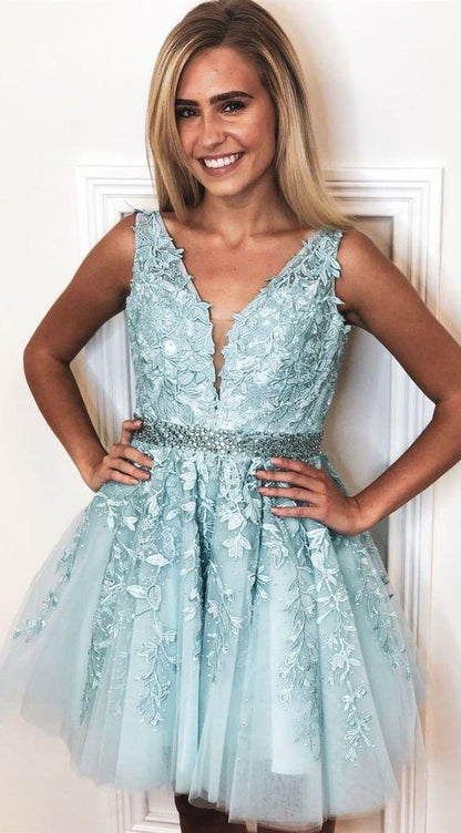 Vestidos de fiesta cortos color marfil con escote en V, tirantes finos y apliques de encaje 