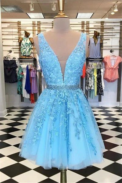 Vestidos de fiesta cortos color marfil con escote en V, tirantes finos y apliques de encaje 