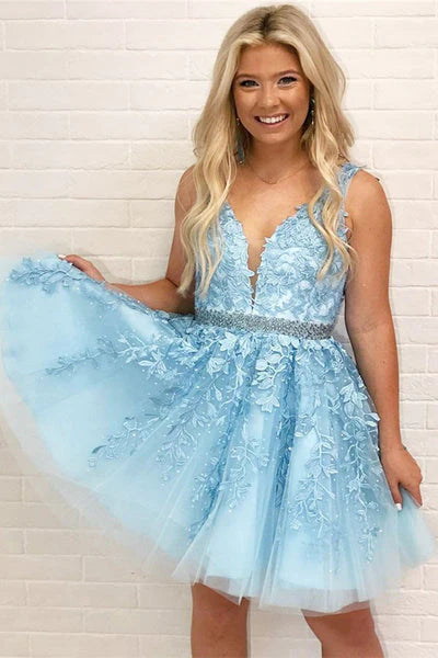 Vestidos de fiesta cortos color marfil con escote en V, tirantes finos y apliques de encaje 