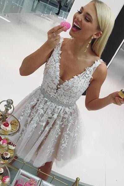 Vestidos de fiesta cortos color marfil con escote en V, tirantes finos y apliques de encaje 