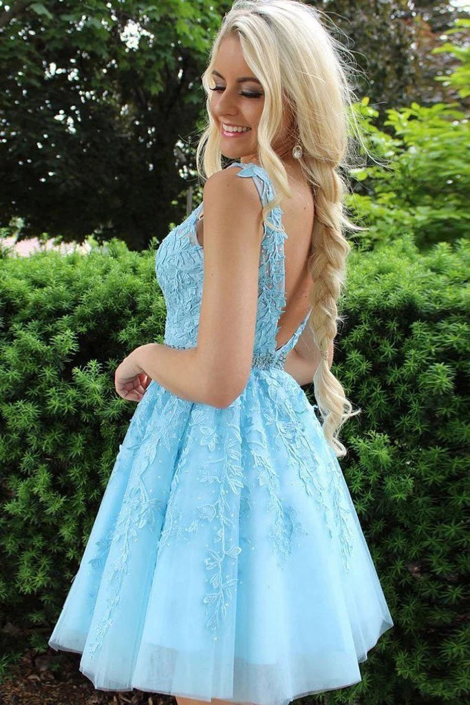 Vestidos de fiesta cortos color marfil con escote en V, tirantes finos y apliques de encaje 