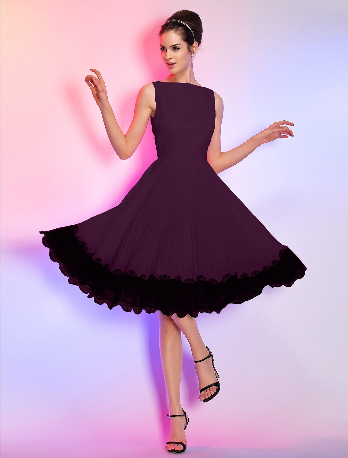 Detail of the boat neck and sleeveless design of the pink dress.