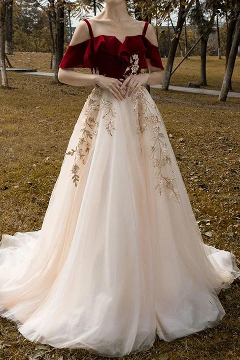 Vestidos de fiesta de corte A con apliques rojos, tul, tirantes largos, sin mangas y hasta el suelo 