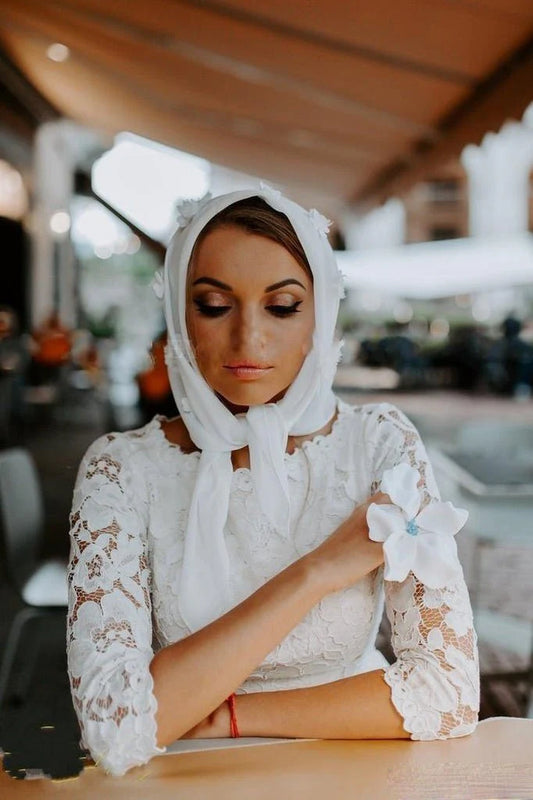 Vestido de novia vintage de alta calidad con escote redondo, mangas 3/4 y apliques de encaje. 