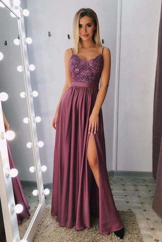 Vestidos de fiesta de corte A con tirantes finos, escote en V, encaje morado y abertura lateral 