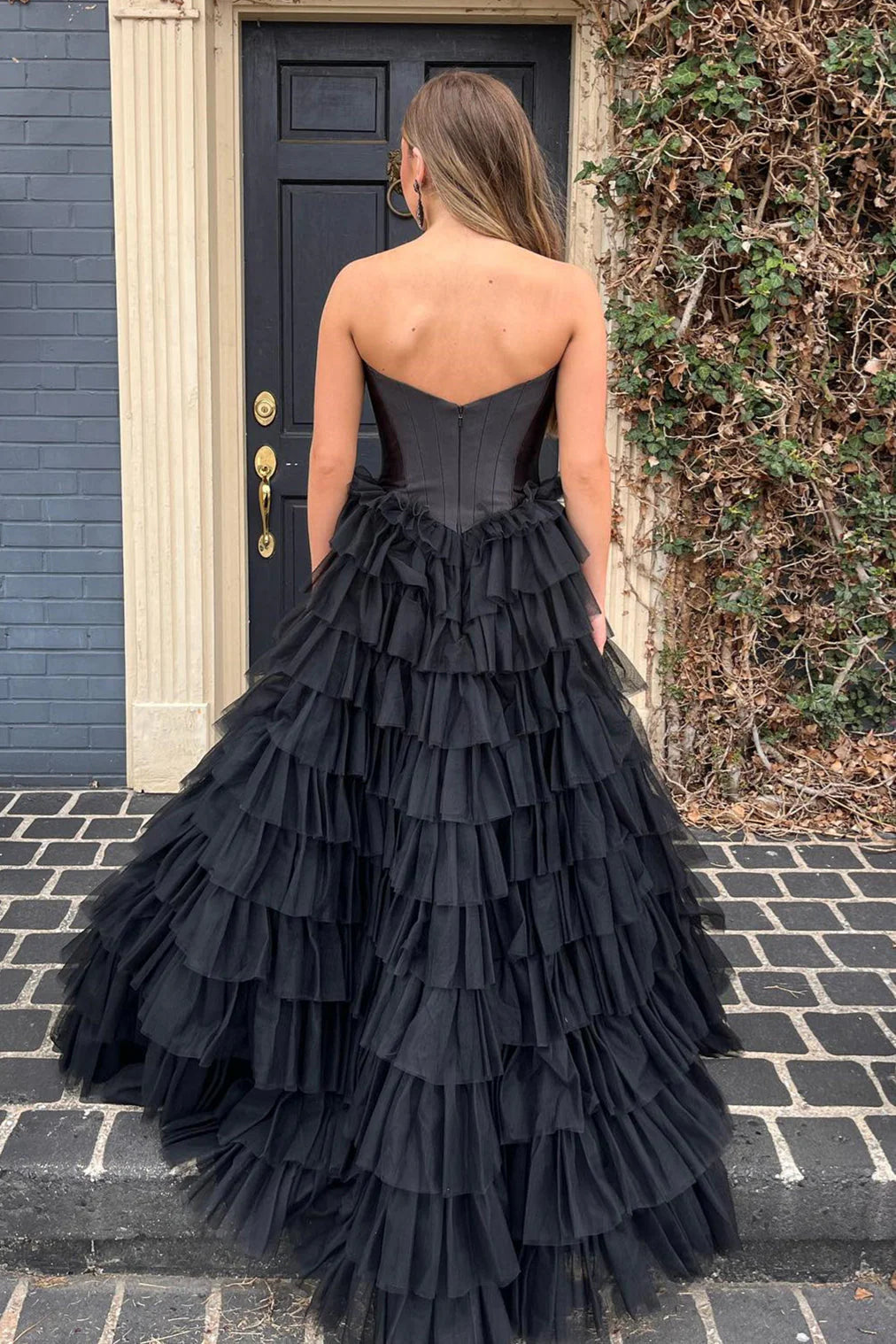 Vestido de fiesta largo de satén y tul en capas, sin tirantes y corte A 