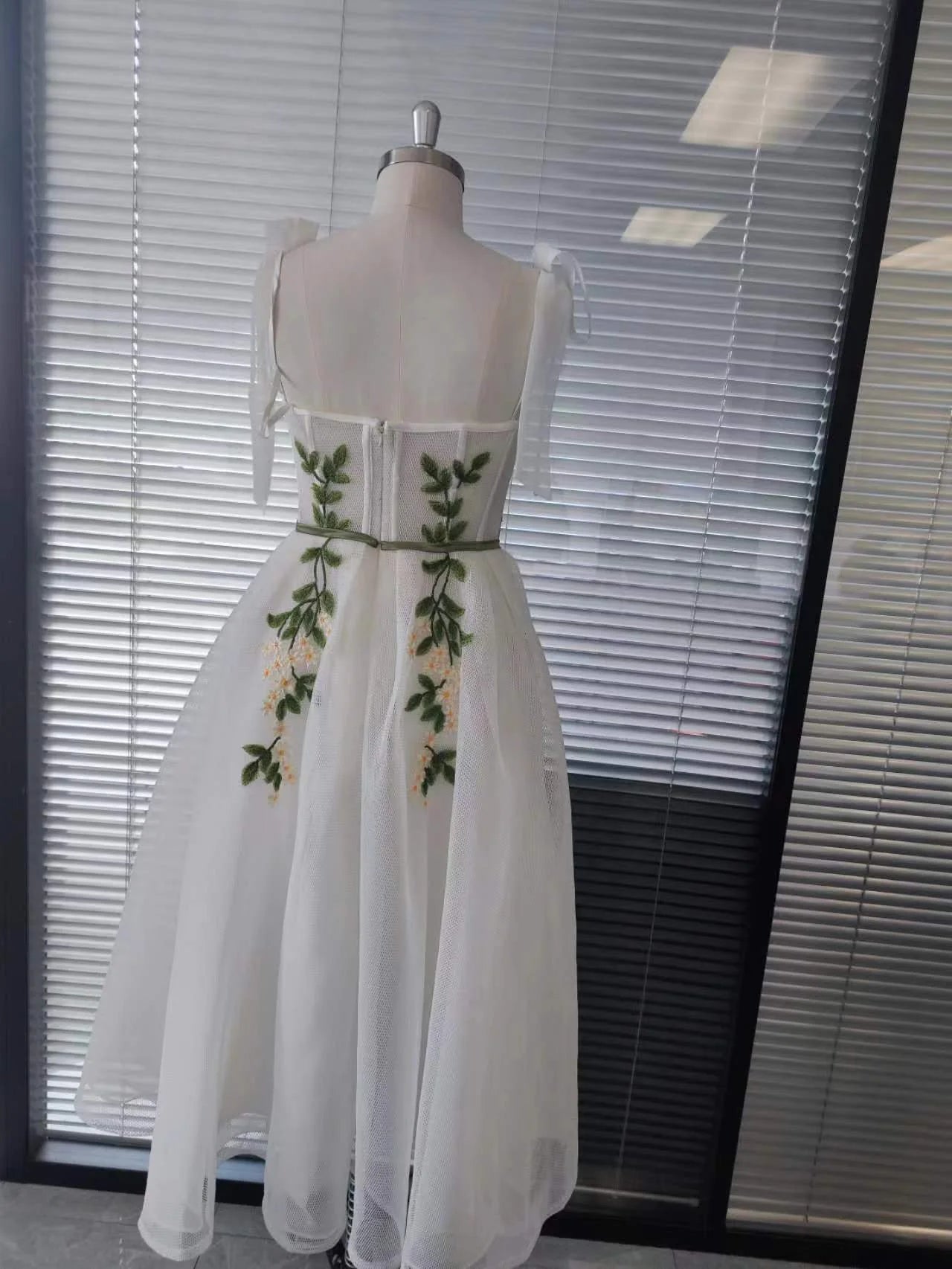 Vestido de fiesta con tirantes en la espalda, corte A, apliques y bolsillos 