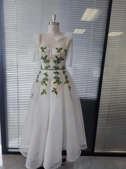 Vestido de fiesta con tirantes en la espalda, corte A, apliques y bolsillos 