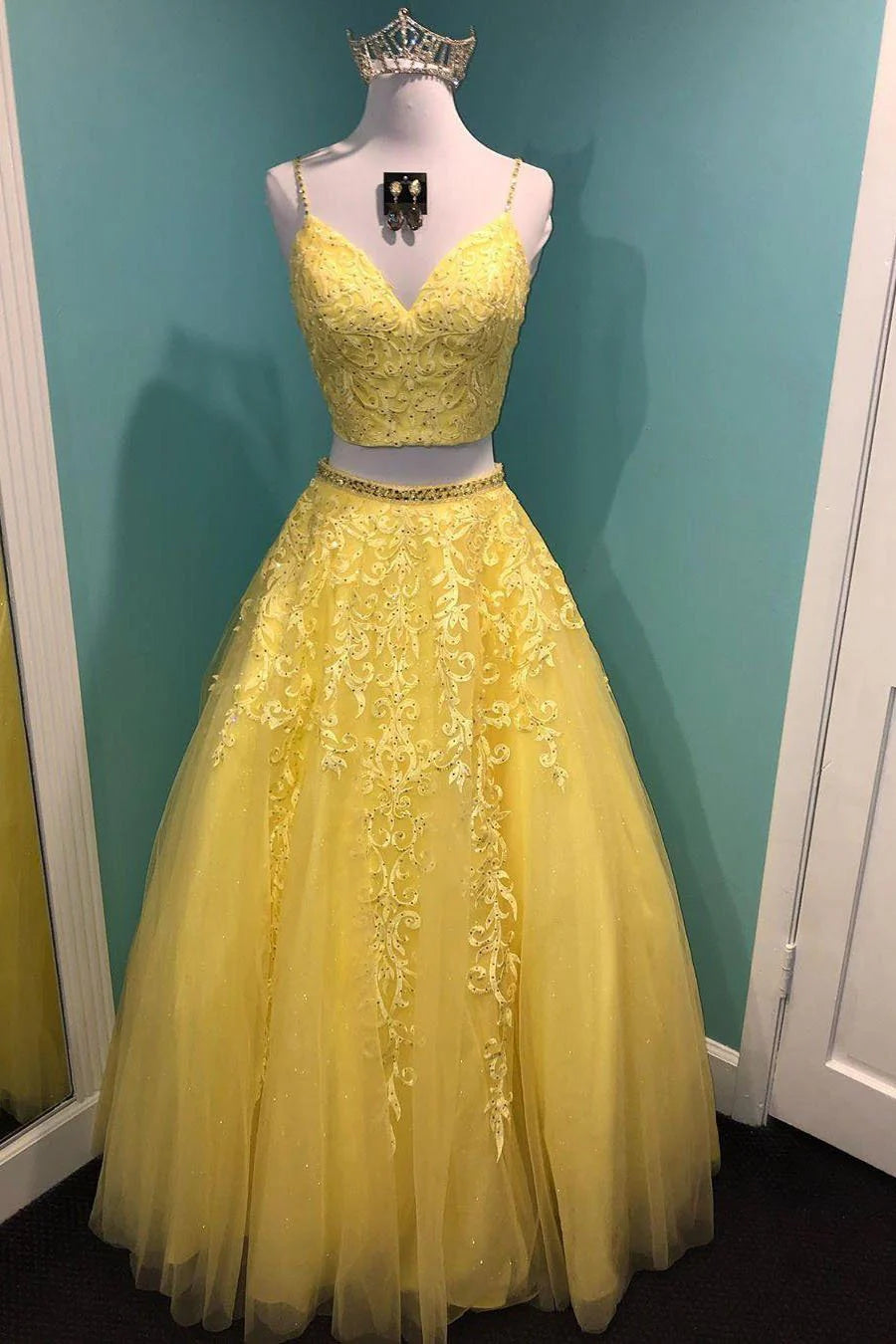 Vestidos de fiesta de tul de dos piezas con escote en V y apliques 