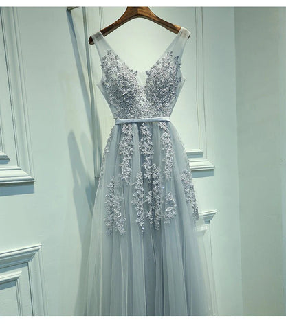 Vestido de fiesta largo sin mangas hasta el suelo con escote en V, de tul blanco con apliques de encaje 