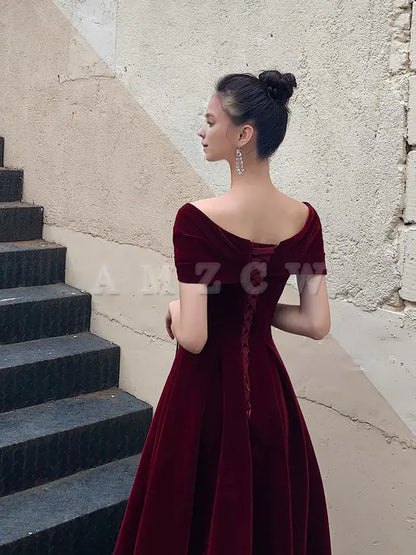 Vestido de fiesta Amzcw de corte A en color burdeos con hombros descubiertos y largo hasta la rodilla. Vestido formal en color burdeos. Vestido de fiesta disponible en tienda. 