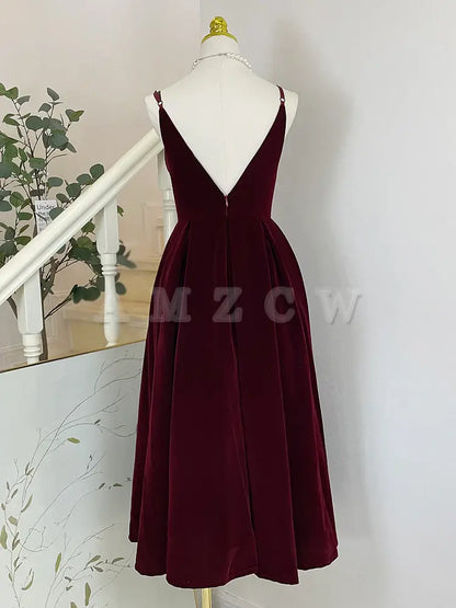 Vestido de fiesta Amzcw de terciopelo burdeos con escote en V y corte en A, largo hasta la rodilla, vestido formal de terciopelo, vestido de fiesta en tienda 