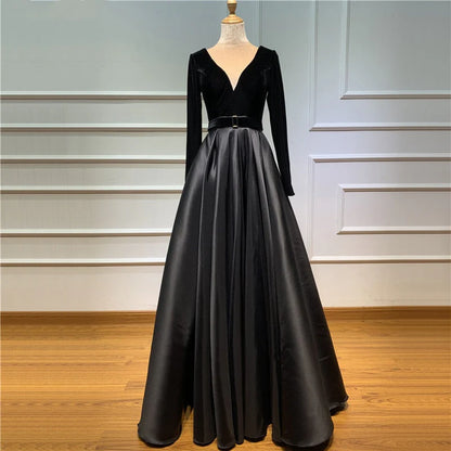 Vestido de noche de satén burdeos con escote en V profundo y abertura alta, corte A y manga larga 