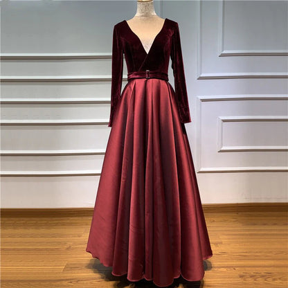Vestido de noche de satén burdeos con escote en V profundo y abertura alta, corte A y manga larga 