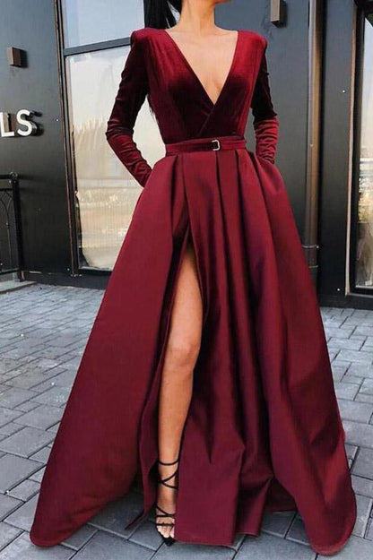 Vestido de noche de satén burdeos con escote en V profundo y abertura alta, corte A y manga larga 