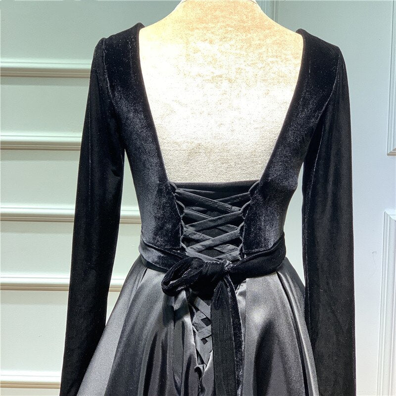 Vestido de noche de satén burdeos con escote en V profundo y abertura alta, corte A y manga larga 