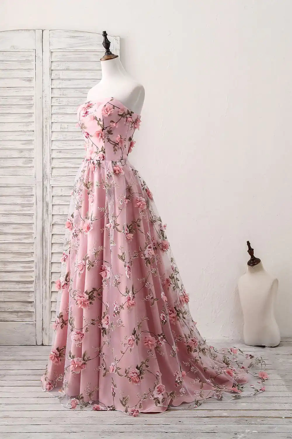 Vestidos de fiesta largos con estampado floral, corte en A, escote corazón, sin tirantes, cola larga y flores 