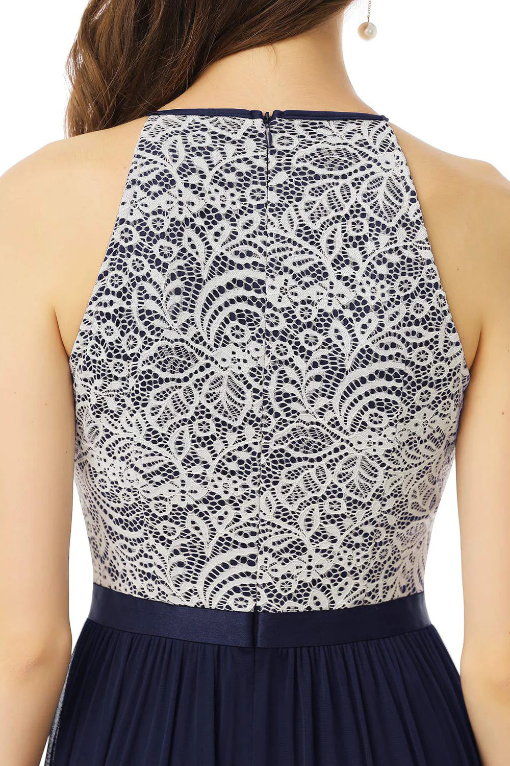 Vestido largo de dama de honor azul marino con escote halter y encaje