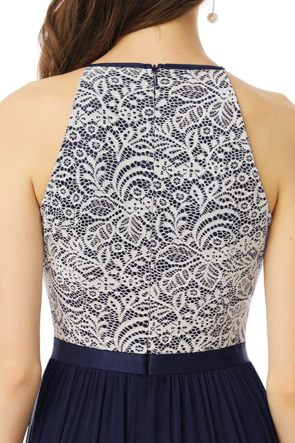 Vestido largo de dama de honor azul marino con escote halter y encaje