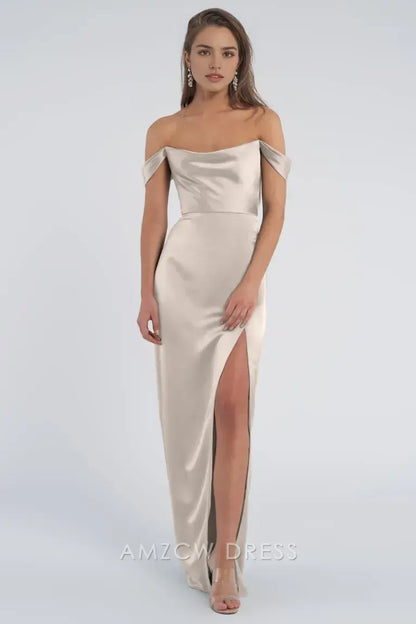 Vestido elegante Amzcw de satén gris claro con hombros descubiertos, mangas cortas y abertura alta. 