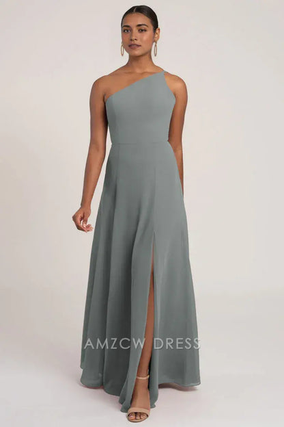 Elegante vestido de gasa verde salvia de Amzcw con un solo hombro y abertura lateral para ocasiones formales 
