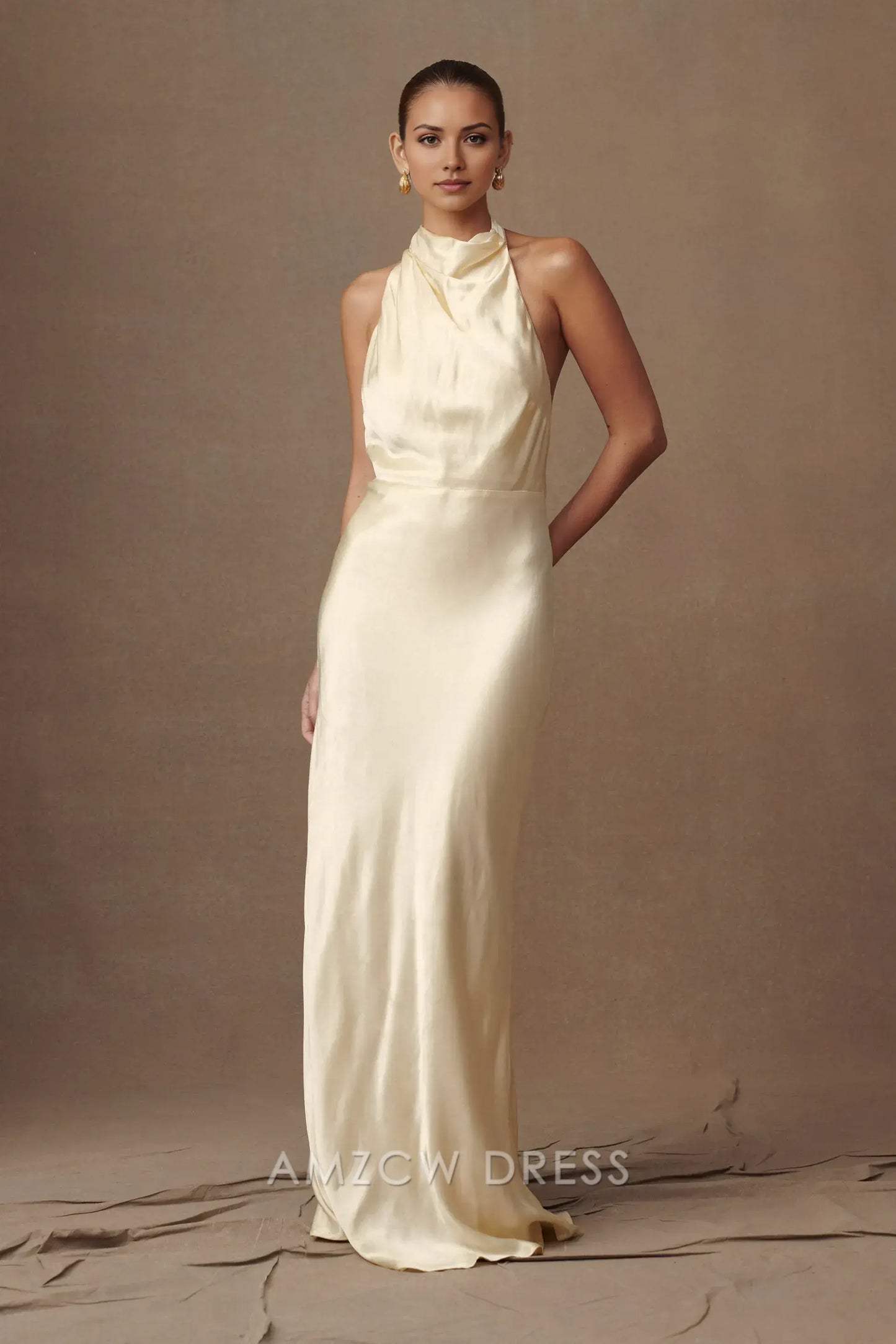 Elegante vestido largo Amzcw de satén con cuello halter, escote desbocado y espalda abierta: una opción elegante para eventos formales. 