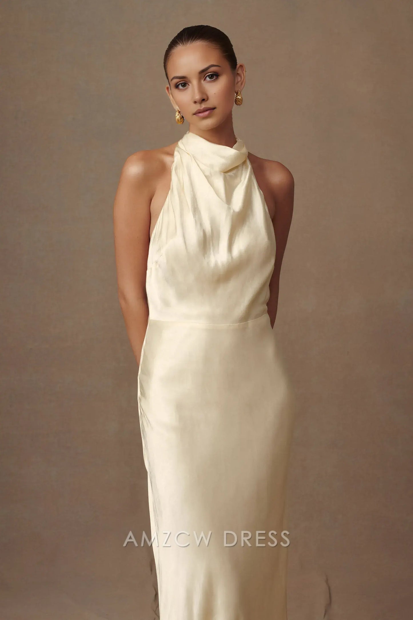 Elegante vestido largo Amzcw de satén con cuello halter, escote desbocado y espalda abierta: una opción elegante para eventos formales. 