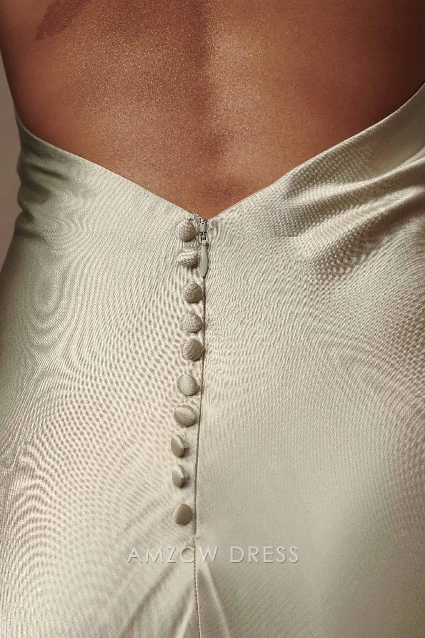 Elegante vestido largo de satén con cuello halter y espalda abierta de Amzcw: una opción elegante para ocasiones formales. 