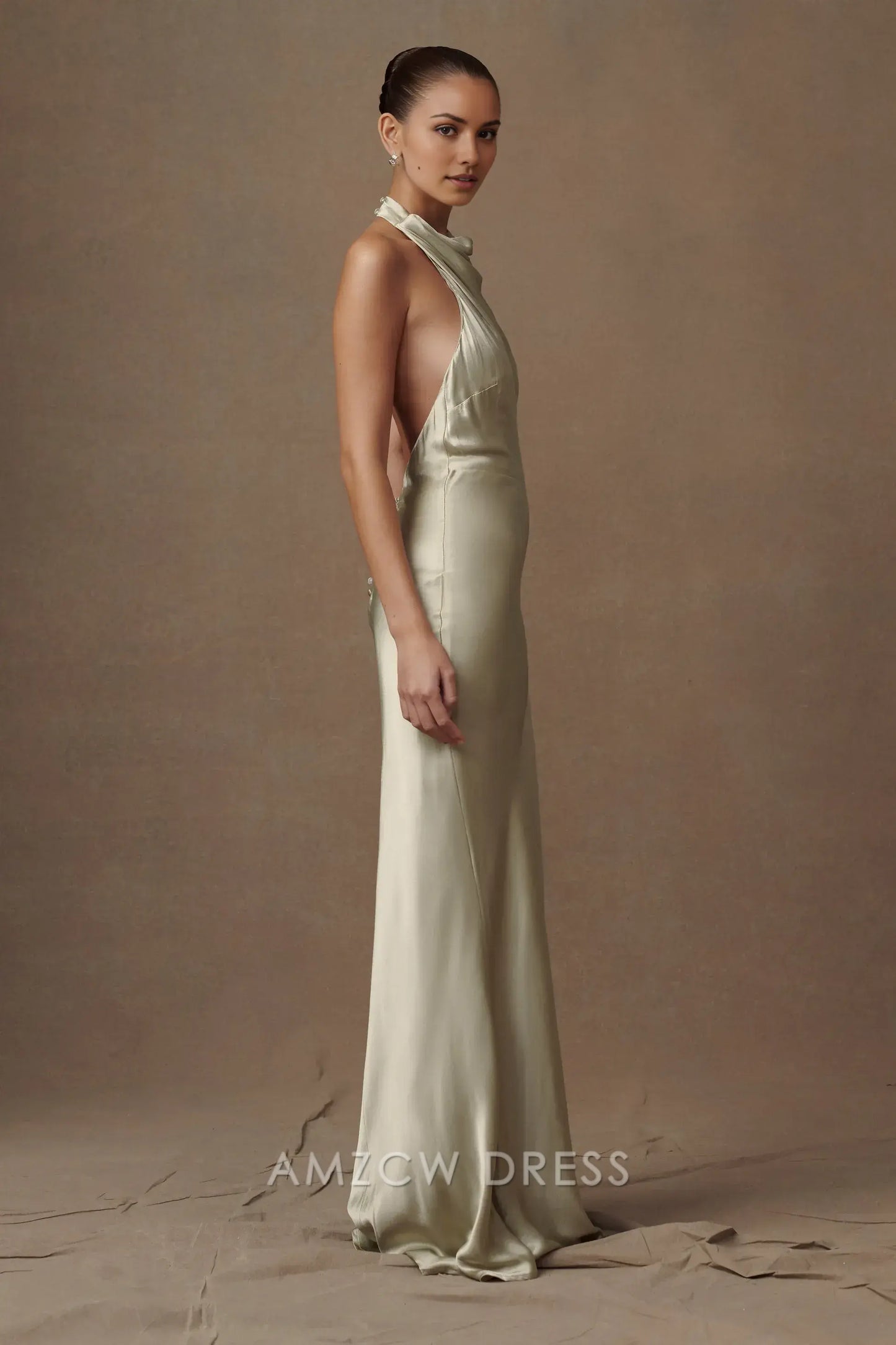 Elegante vestido largo de satén con cuello halter y espalda abierta de Amzcw: una opción elegante para ocasiones formales. 