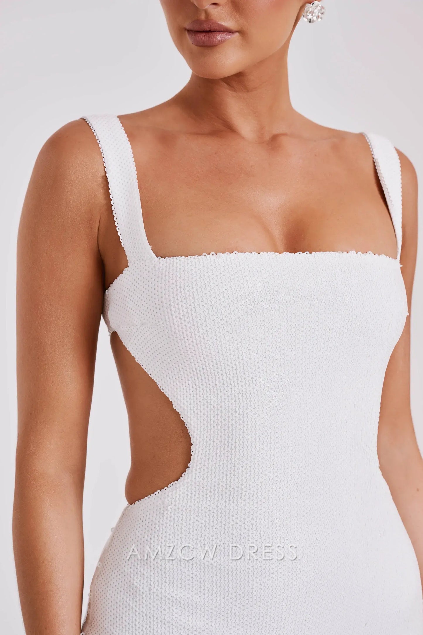 Elegante vestido largo Amzcw con lentejuelas, detalles recortados y escote cuadrado: una opción audaz para eventos glamurosos. 