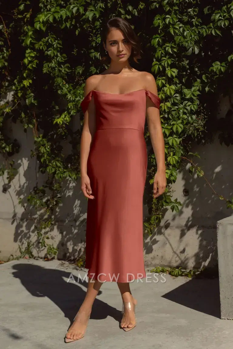 Vestido de noche elegante y elegante de satén marrón ruborizado con hombros descubiertos de Amzcw. 