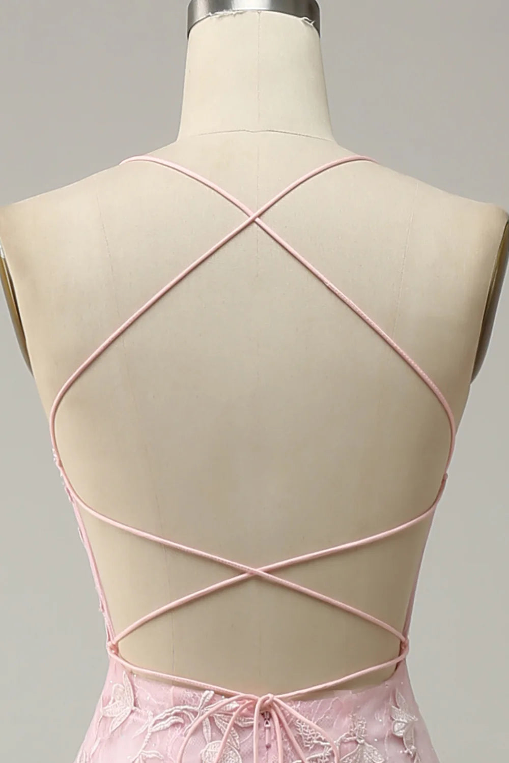 Vestido de fiesta largo rosa claro con tirantes finos y apliques de sirena 