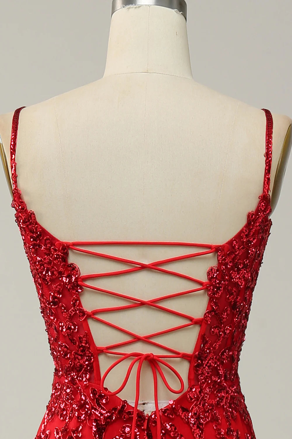 Vestido de fiesta largo de sirena con tirantes finos y lentejuelas negras y abertura frontal 