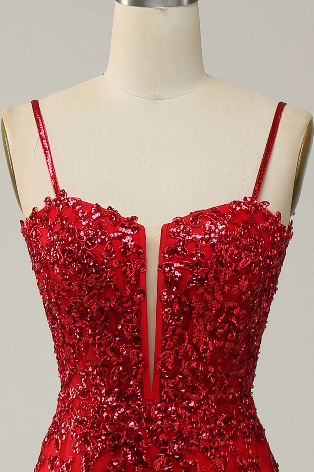 Vestido de fiesta largo de sirena con tirantes finos y lentejuelas negras y abertura frontal 