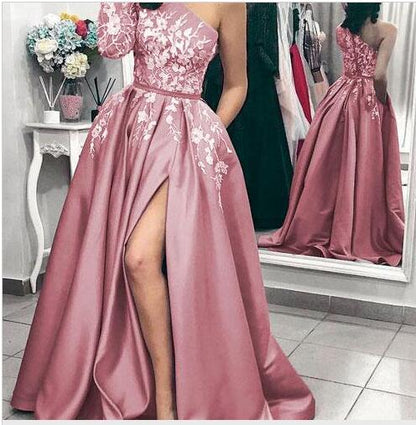 Vestido de fiesta largo de un hombro, manga larga, satén gris, abertura, encaje blanco, con bolsillos 