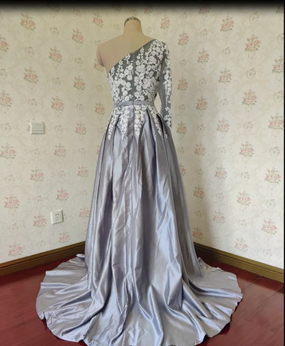 Vestido de fiesta largo de un hombro, manga larga, satén gris, abertura, encaje blanco, con bolsillos 