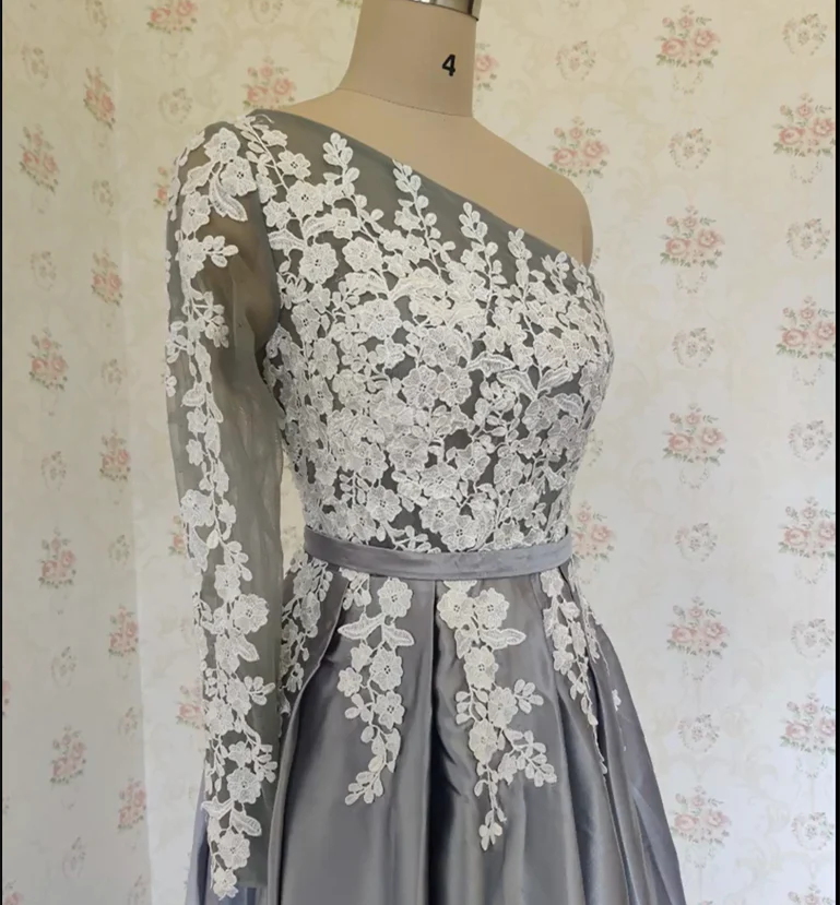 Vestido de fiesta largo de un hombro, manga larga, satén gris, abertura, encaje blanco, con bolsillos 