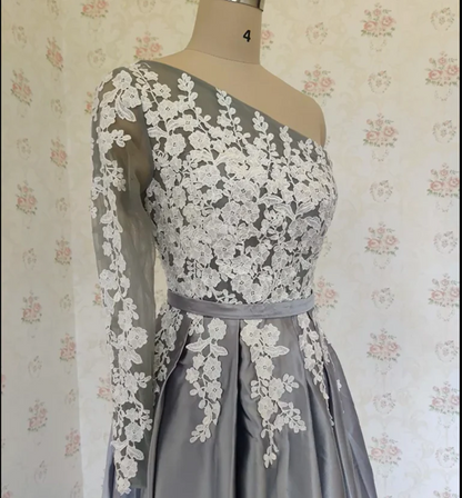 Vestido de fiesta largo de un hombro, manga larga, satén gris, abertura, encaje blanco, con bolsillos 